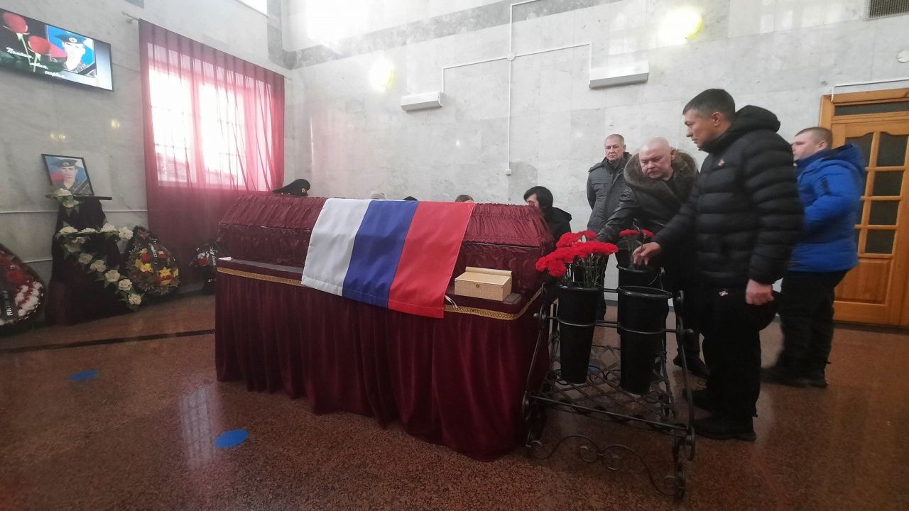 «Все их надежды развеялись»: в Краснотурьинске простились с погибшим на СВО Юрием Фадеевым