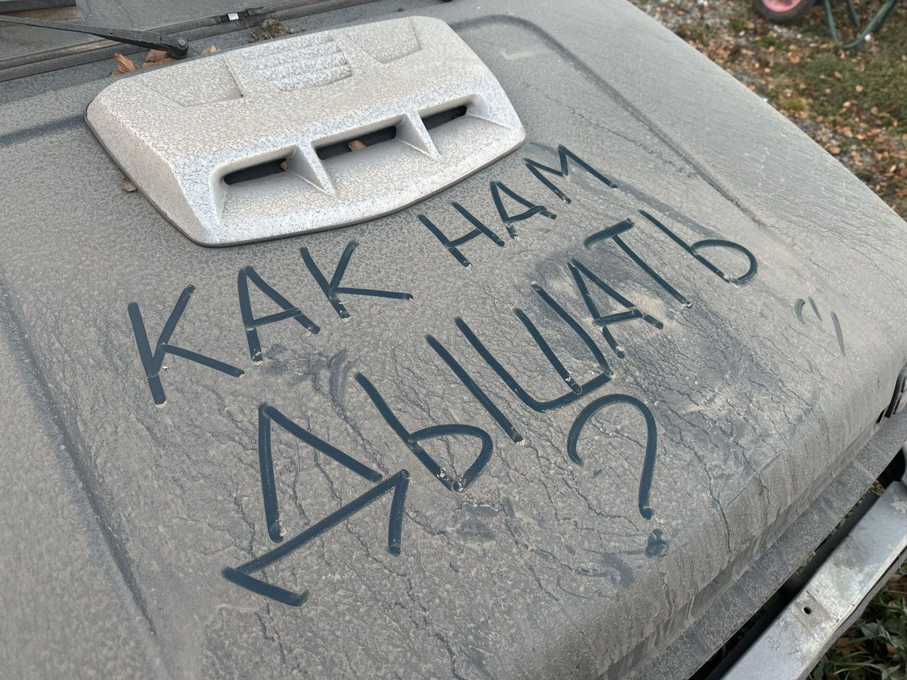 «Так жить нельзя. Мы будто в щебеночном карьере». Краснотурьинцы бьют тревогу из-за опасной дороги