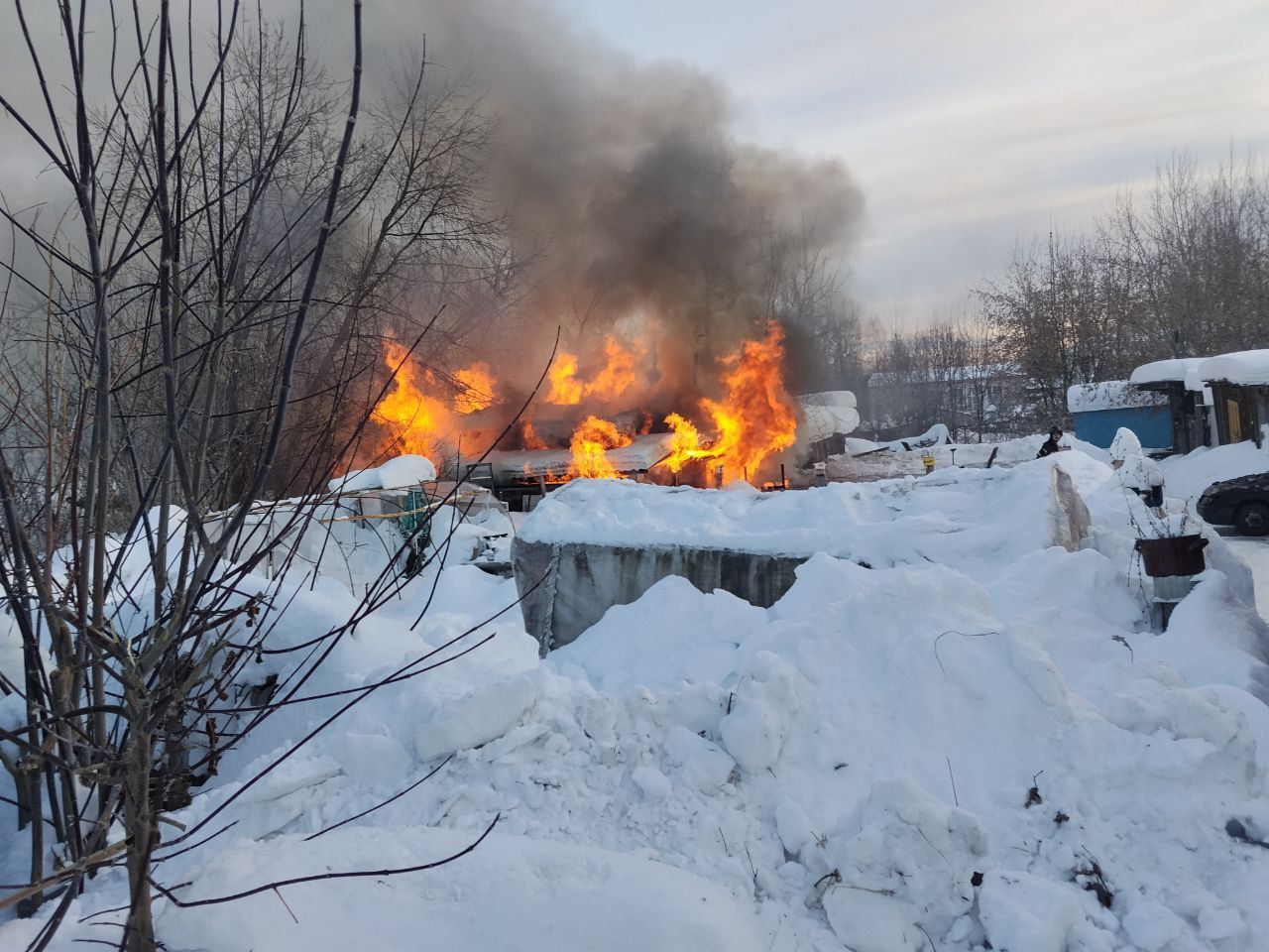 На Рудничном сгорели ВАЗ и "Ниссан"