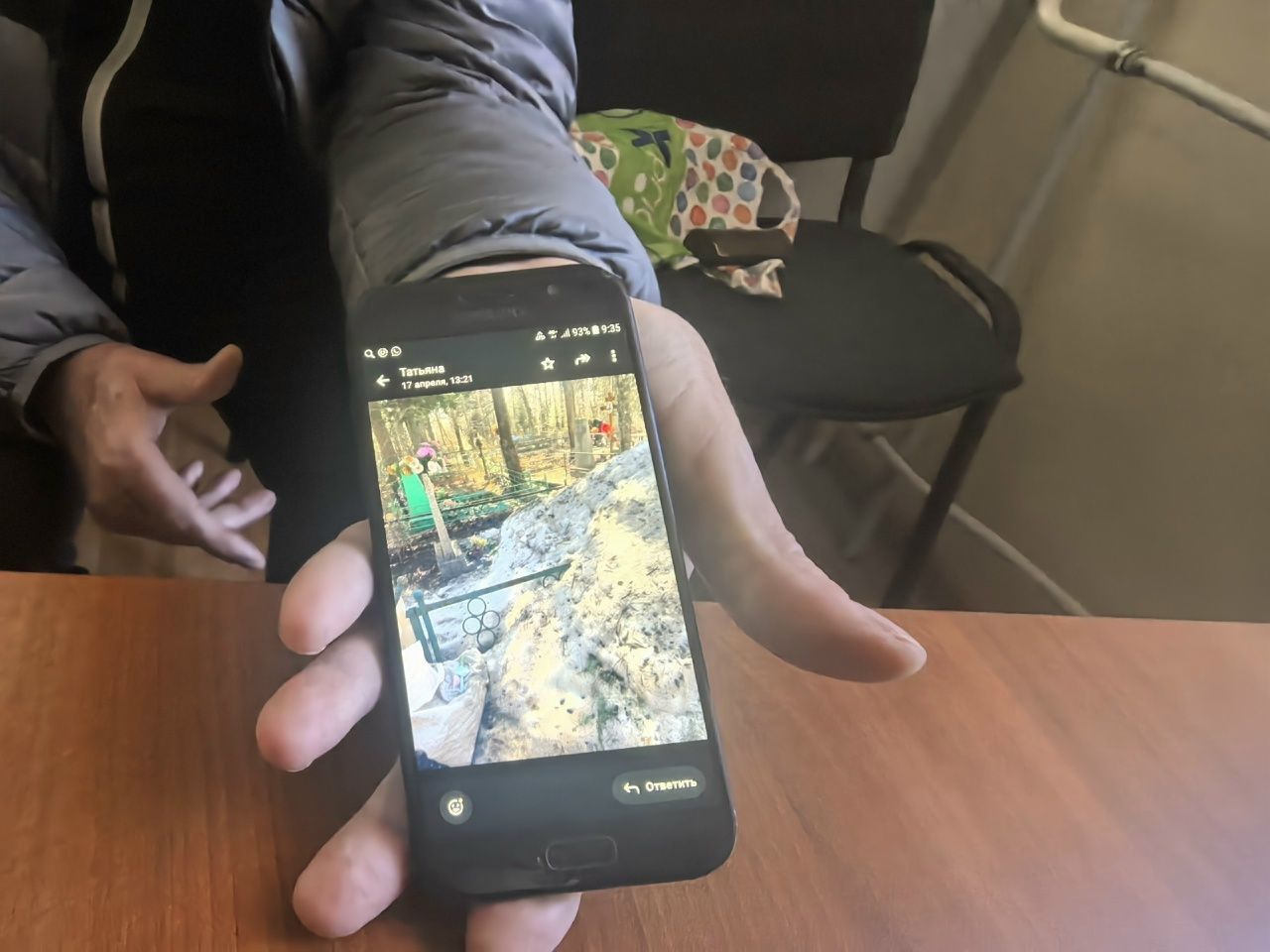 Горожанин пожаловался, что при очистке дороги на кладбище снегом завалили могилу отца