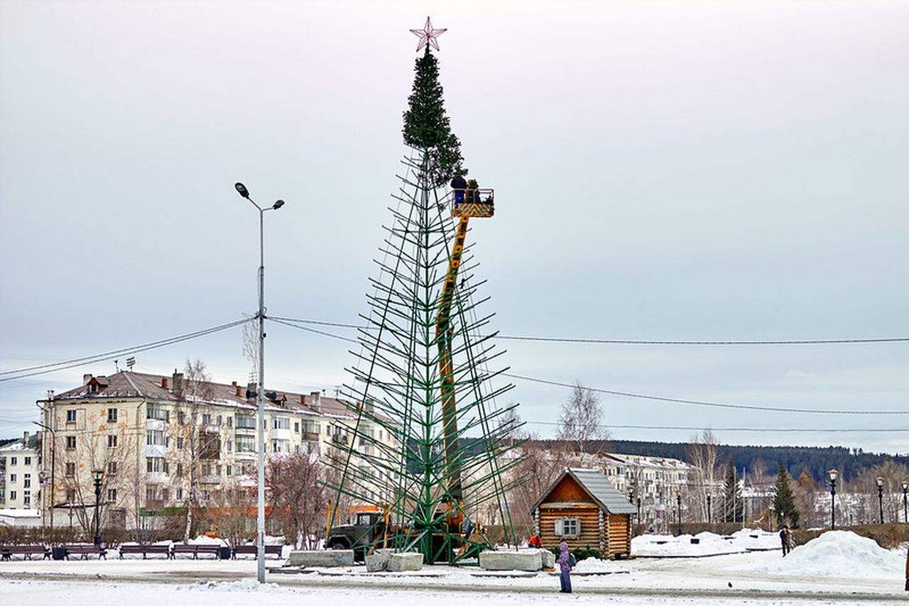 В Краснотурьинске приступили к возведению главной городской елки