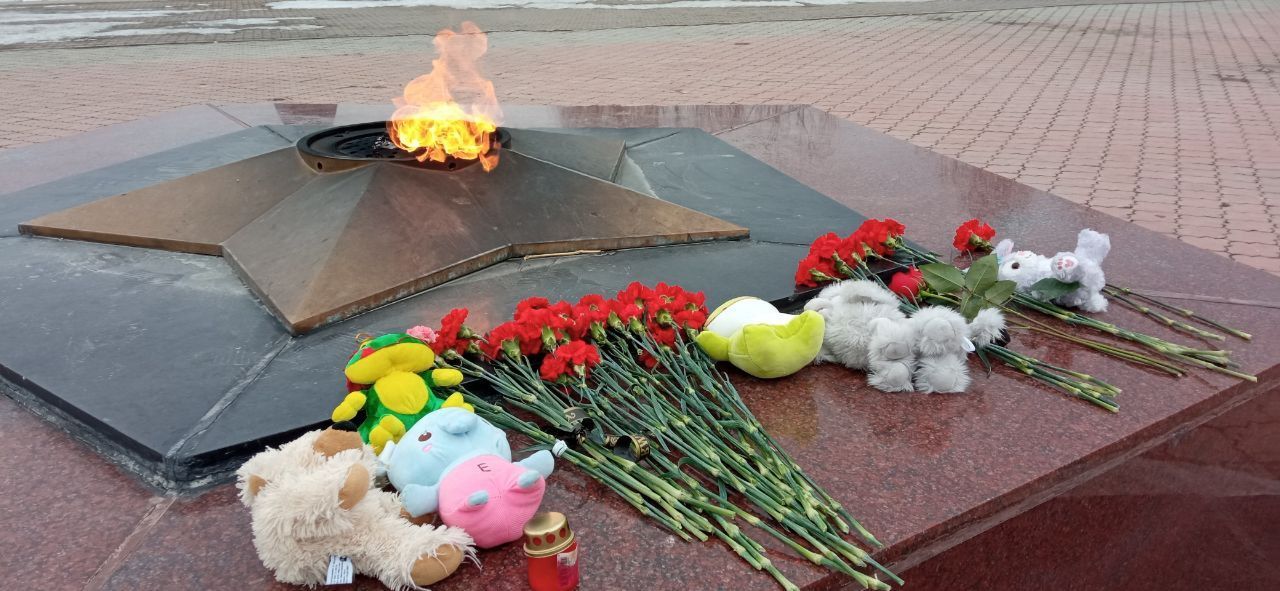 Краснотурьинцы несут цветы к мемориалу жертвам теракта в "Крокусе": "Для всей страны горе!"