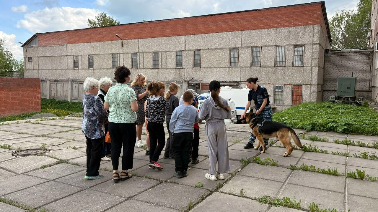 Сотрудники полиции провели экскурсию для школьников