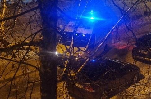 В Краснотурьинске мужчина упал с балкона и... убежал от медиков