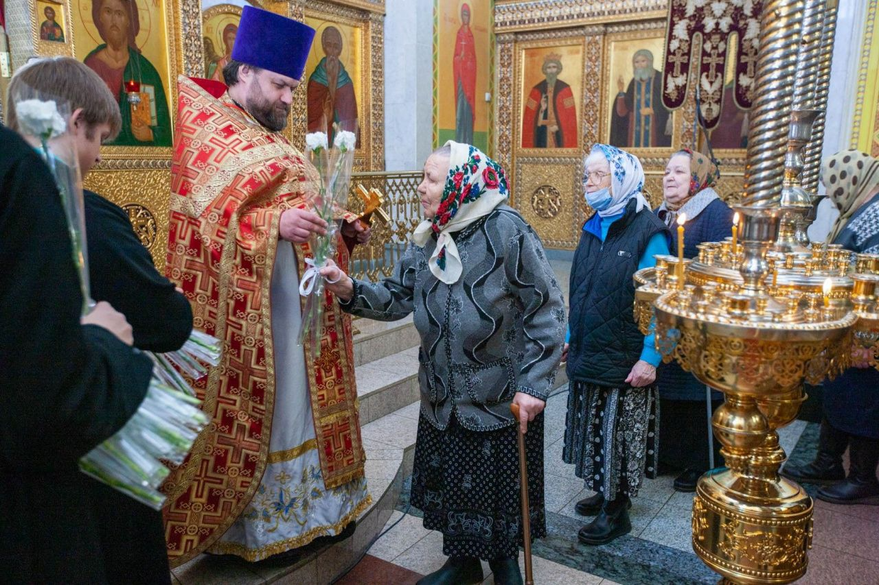 В воскресенье священники поздравят женщин. Скорее всего, подарят цветы