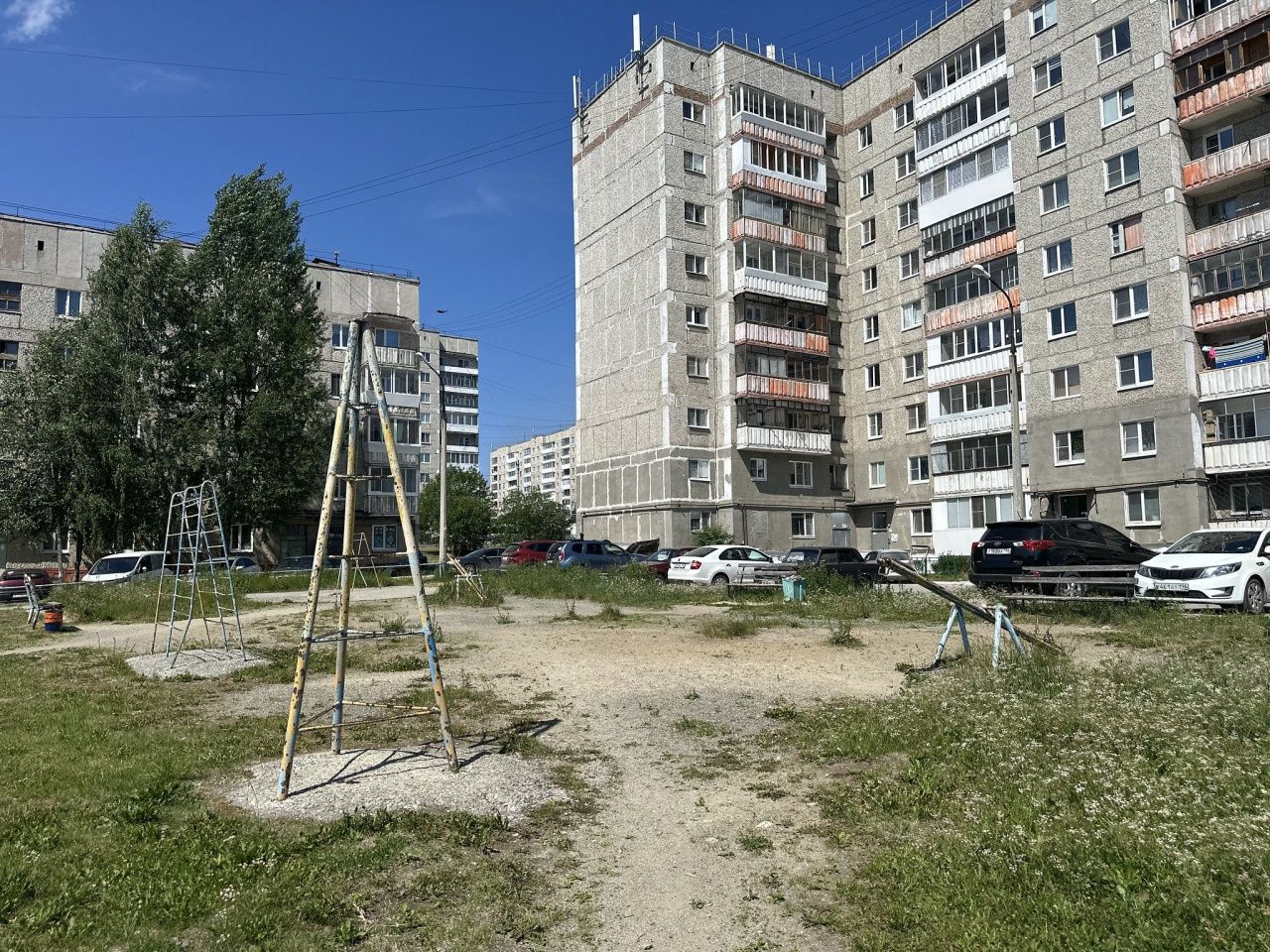 Детям негде играть: жительницы дома по улице Клубной просят обустроить площадку во дворе