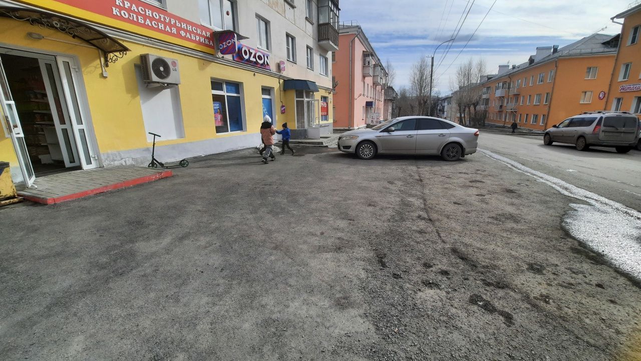 В центре Краснотурьинска жители обращают внимание на потенциально опасный участок