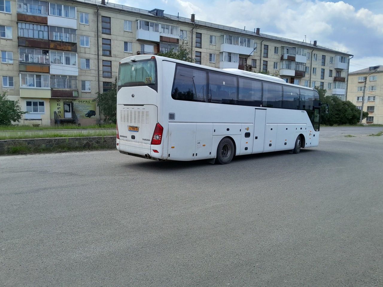 Водителя из Краснотурьинска придавило автобусом на трассе под Новой Лялей
