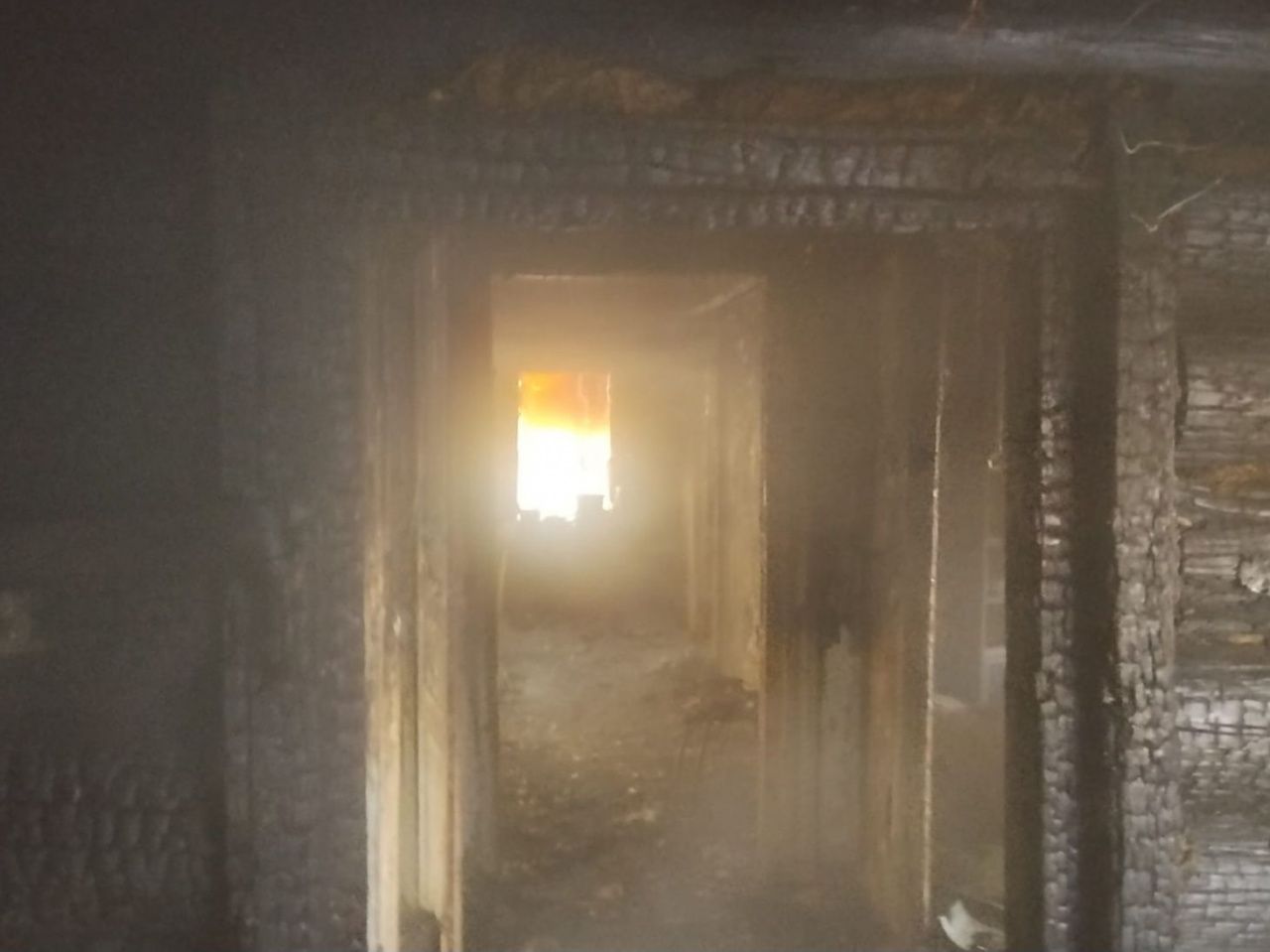 «Мы вообще без ничего остались». У семьи, в которой пятеро детей, сгорел дом