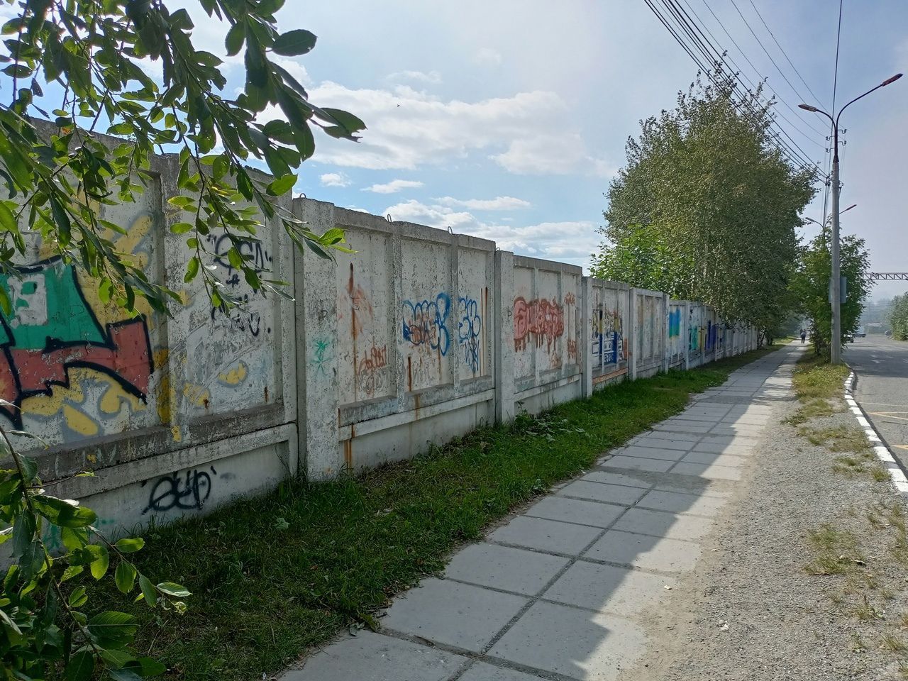Граффитчикам предлагают разрисовывать забор на Октябрьской 