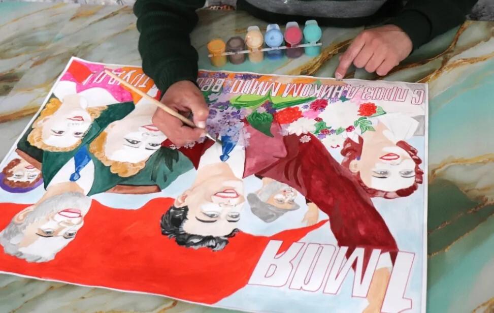 В краснотурьинской колонии рисуют праздничные плакаты к 1 Мая