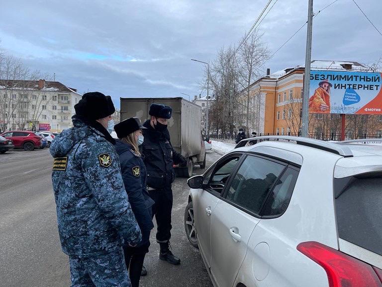 В Краснотурьинске останавливали автомобили в поисках водителей-должников