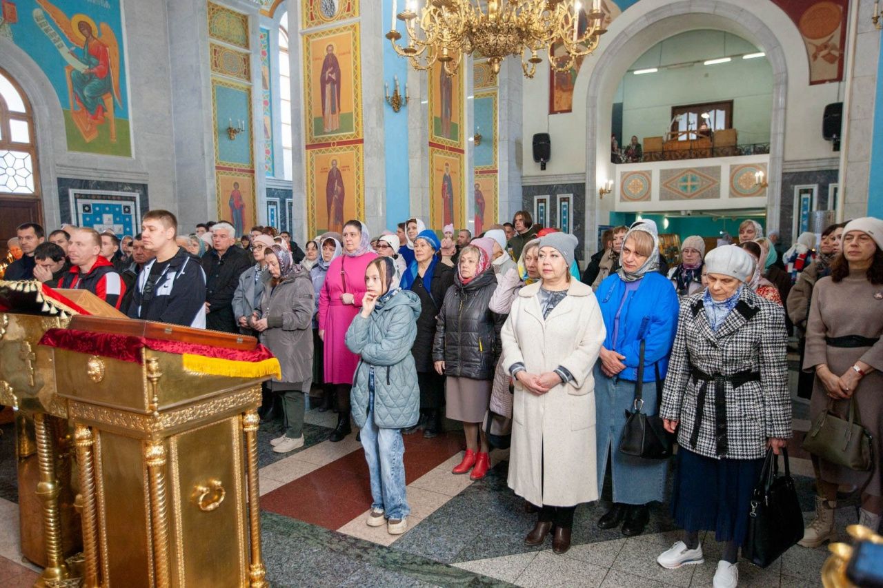 В соборе дарили белые хризантемы, а на Воронцовке — красные розы 
