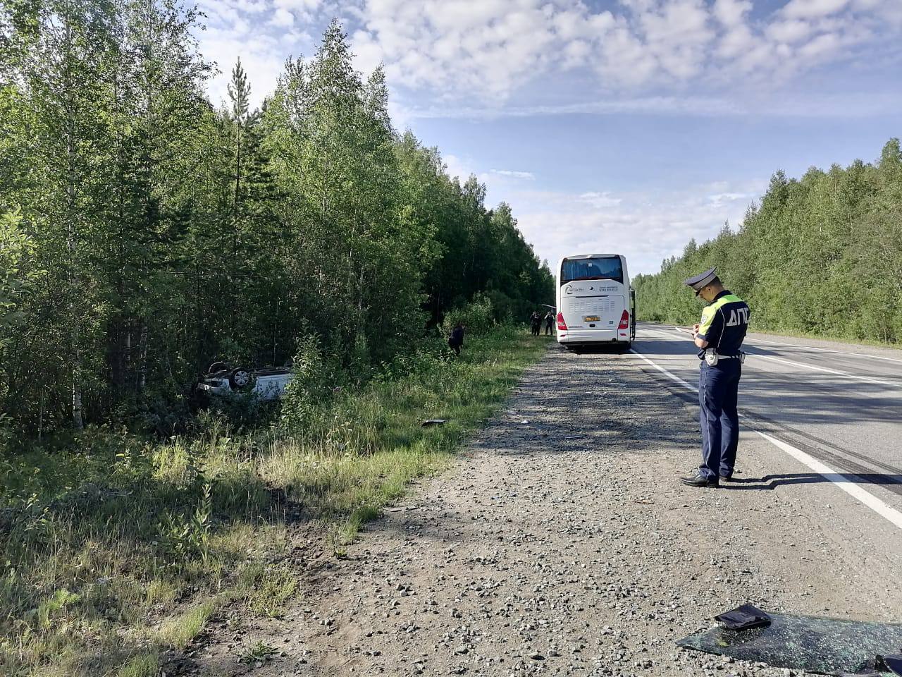 На Серовском тракте автобус из Краснотурьинска столкнулся с иномаркой. Ее водитель погиб
