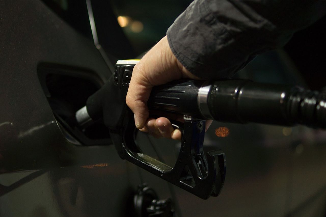 Нефтяники попросили поднять цены на бензин. Сразу на пять рублей