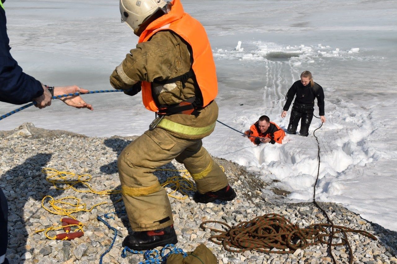 Сотрудники МЧС потренировались в спасении человека, провалившегося под лед  