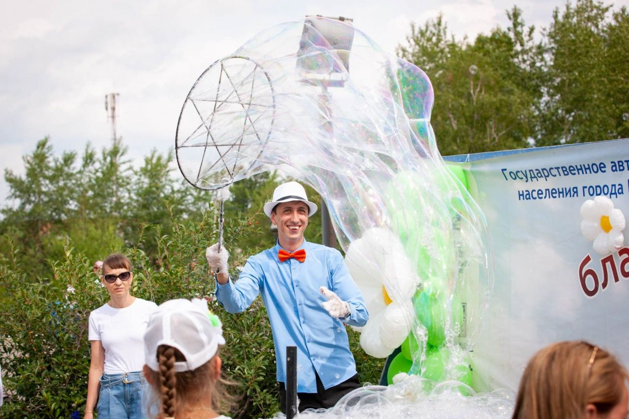 «Доброе лето» в Краснотурьинске: включали спецсигналы в машине ГИБДД, наградили семью, надували мыльные пузыри