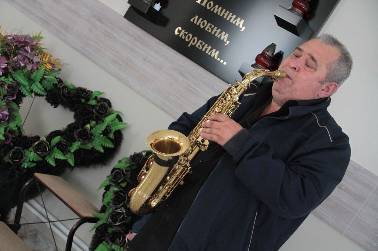 В последний путь под "Yesterday*". Саксофонист компании “Обряд” – о важности музыки на похоронах