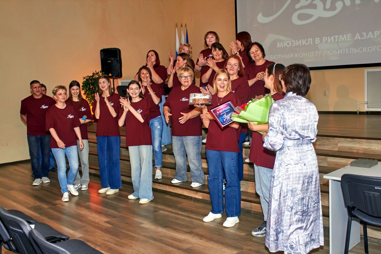 Хор любителей пения «АзART» выступил с первым отчетным концертом: «Стулья доставляли»