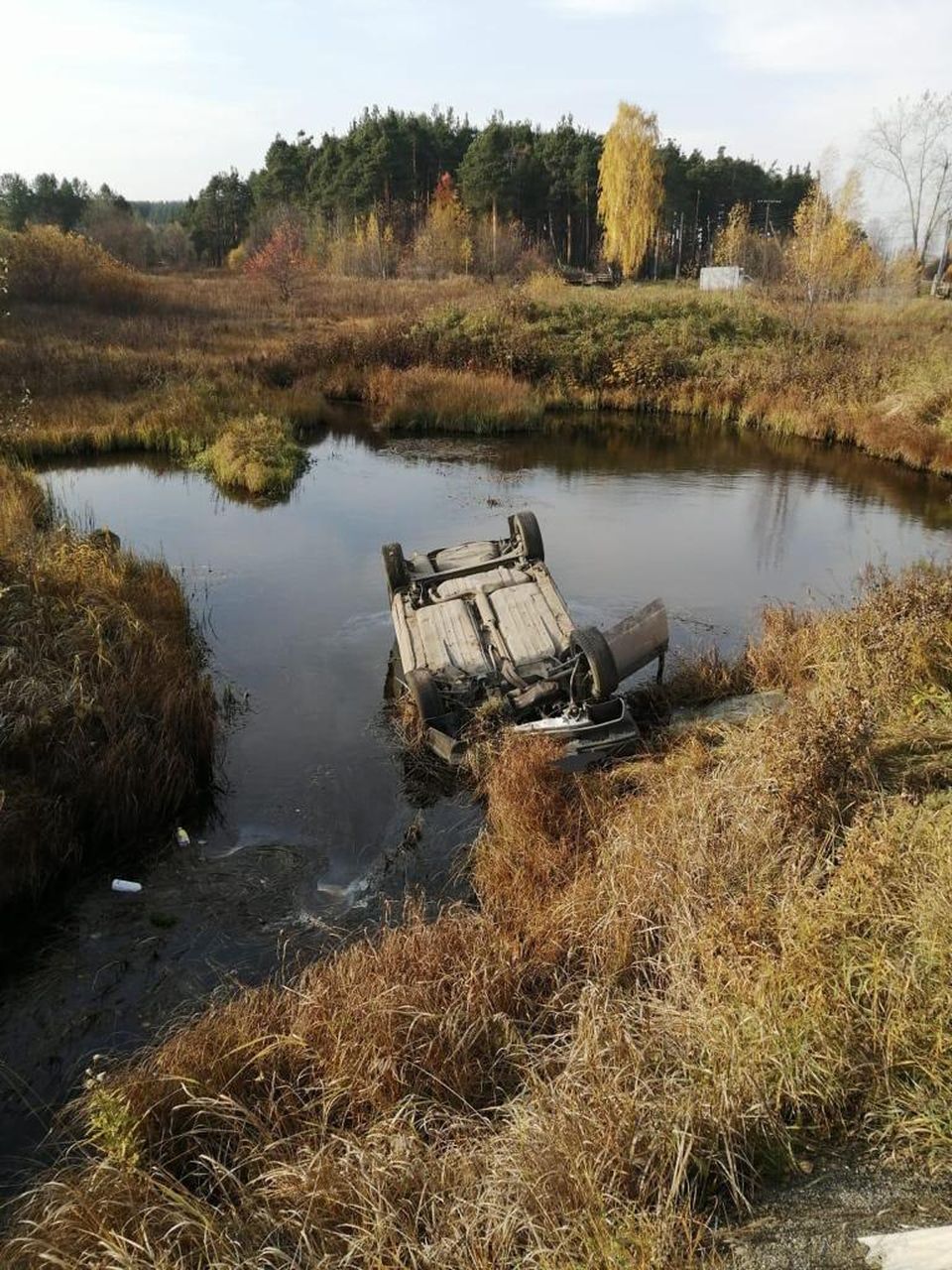 На трассе «Краснотурьинск-Карпинск» ВАЗ вылетел с дороги и опрокинулся в водоем. Водитель убежал