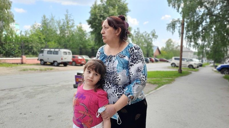 Женщина с шестилетней дочкой просит помощи. Их дом сгорел дотла