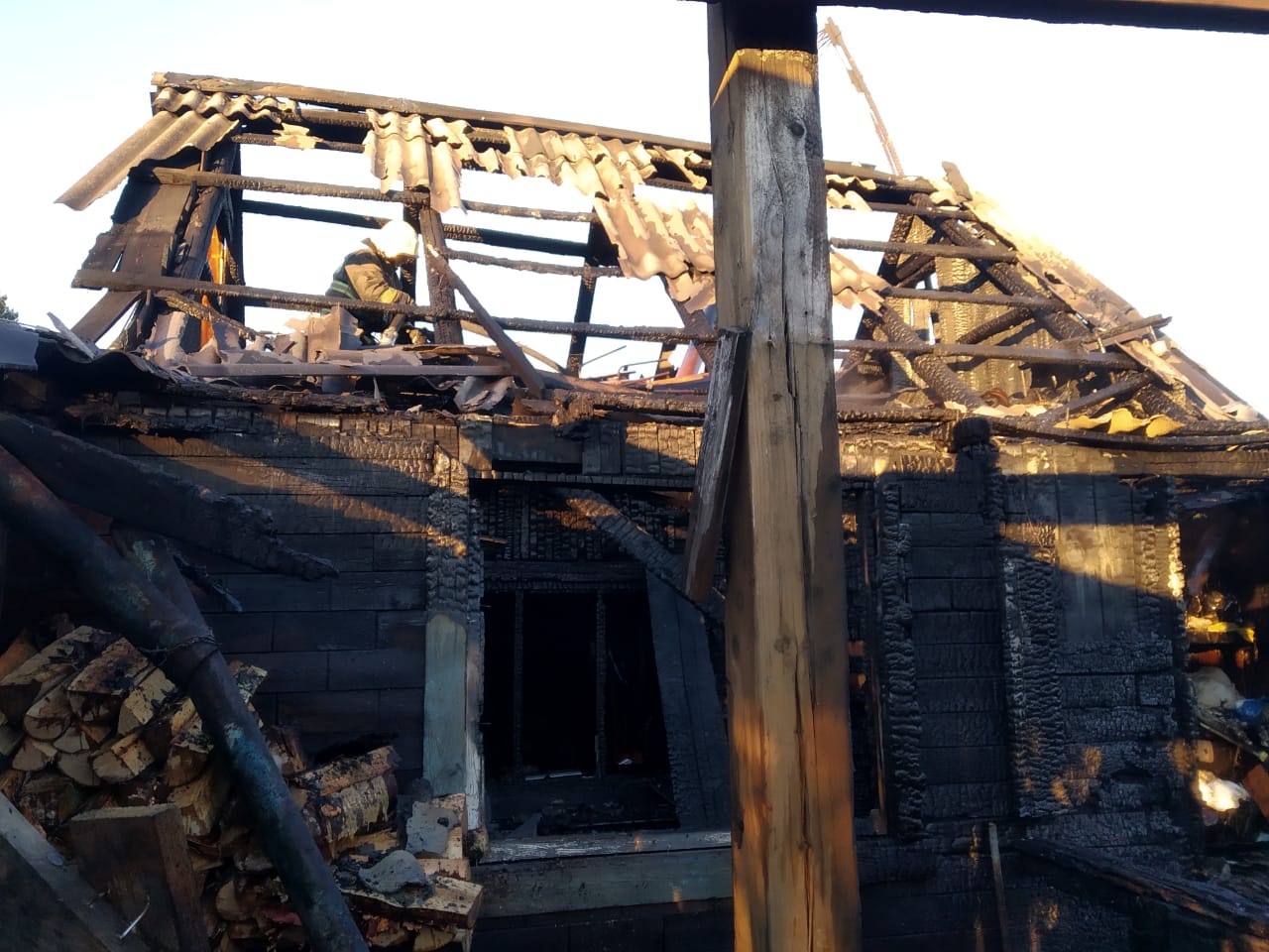 На Медной Шахте крупный пожар возник после того, как загорелись шторы от  печи в доме
