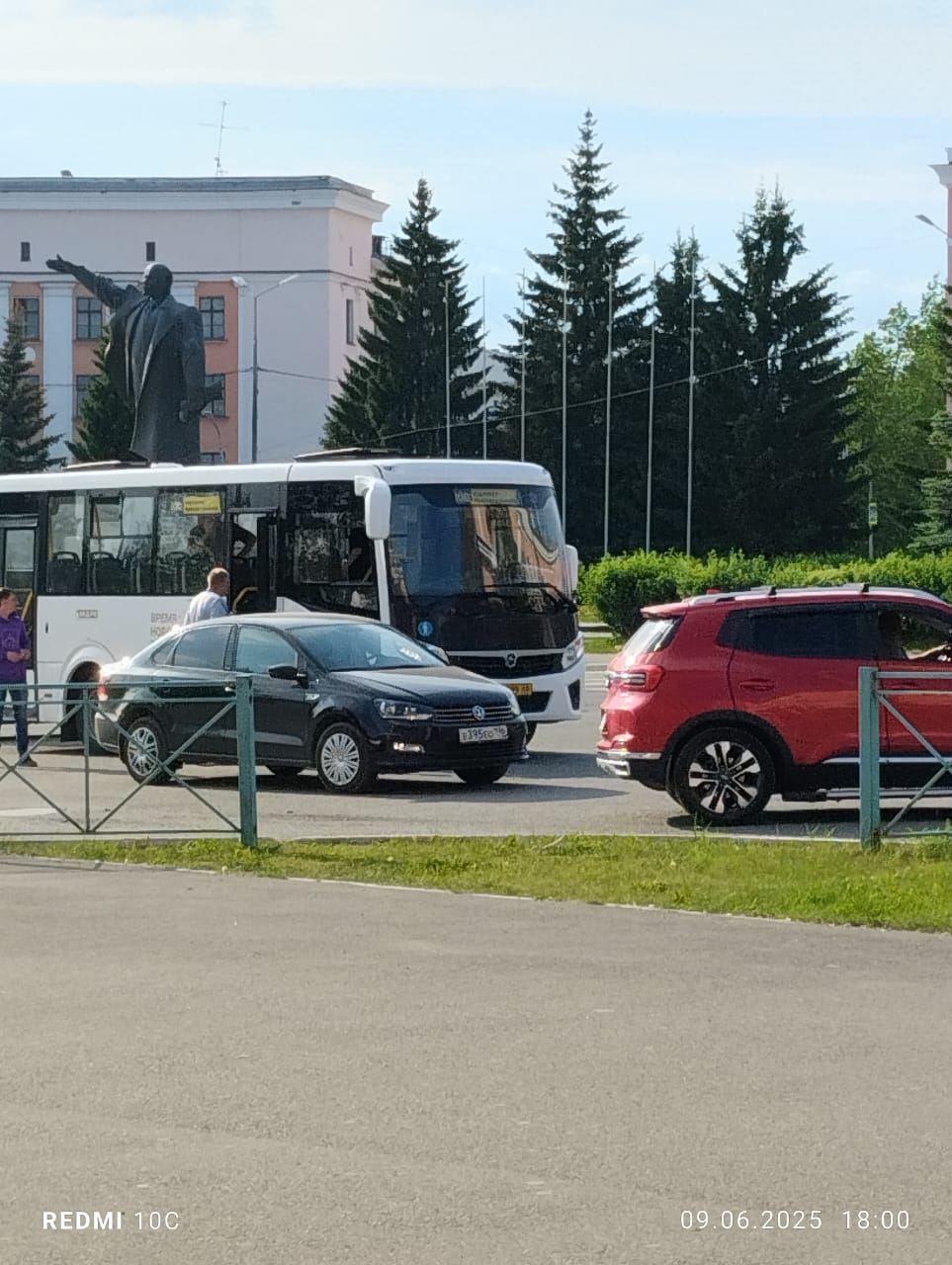 В центре Краснотурьинска подрезали «сотку». Пострадала ее пассажирка  