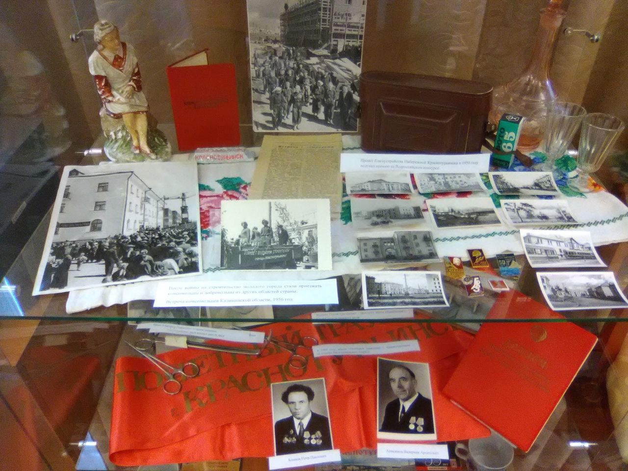 В Центральной городской библиотеке открылась выставка, посвященная 75-летию Краснотурьинска