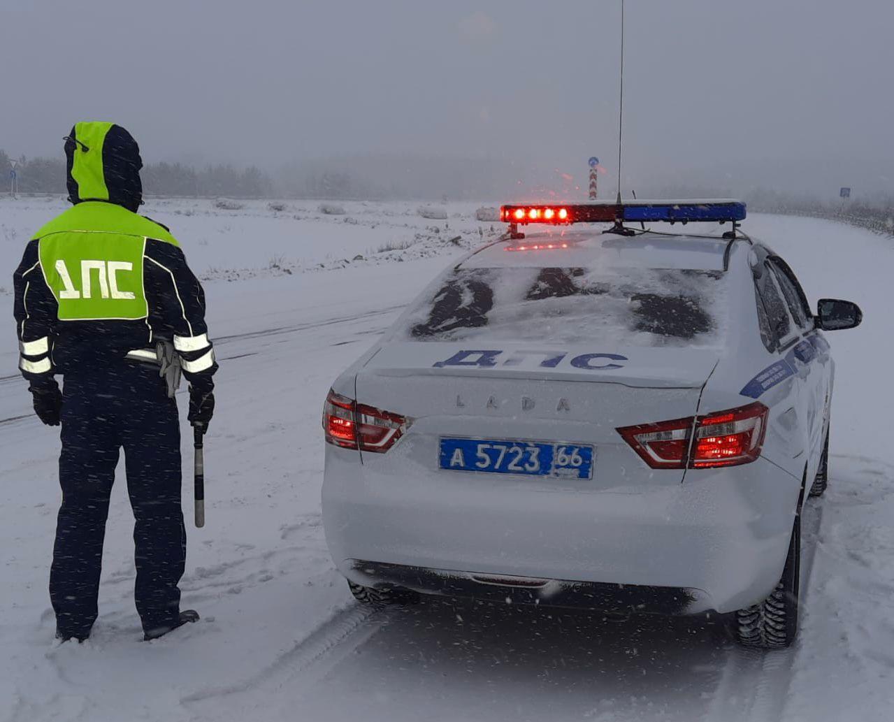 ГИБДД перевели на усиленный режим службы из-за снегопада на севере Свердловской области