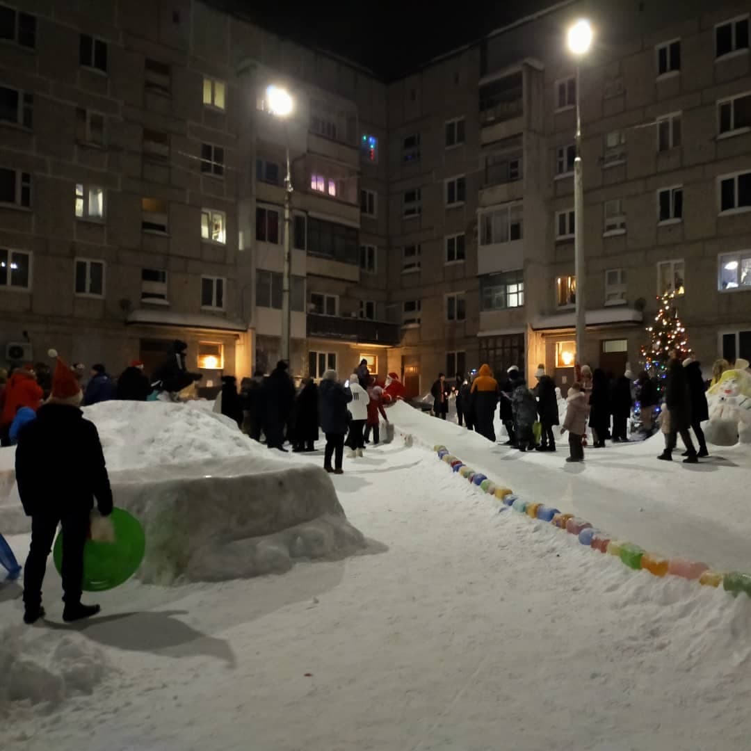 В Краснотурьинске сообща Новый год встретили жильцы целого дома