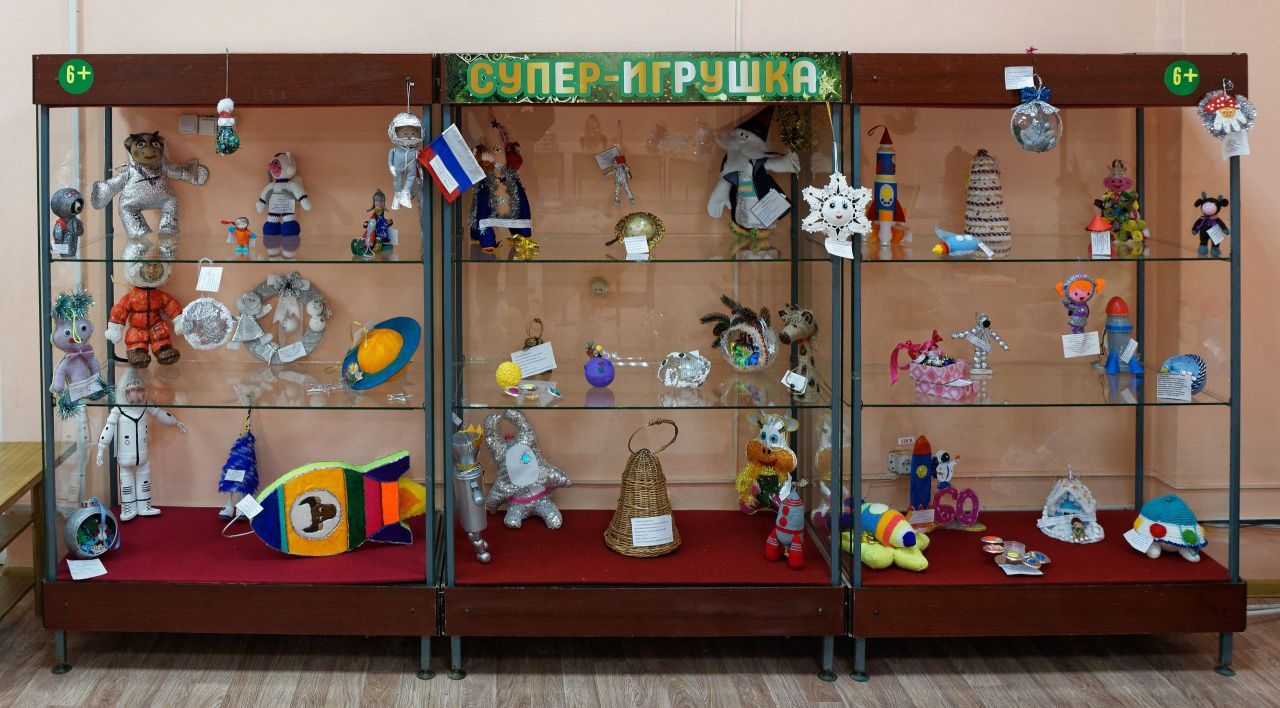 В Краснотурьинске открыли выставку елочных игрушек