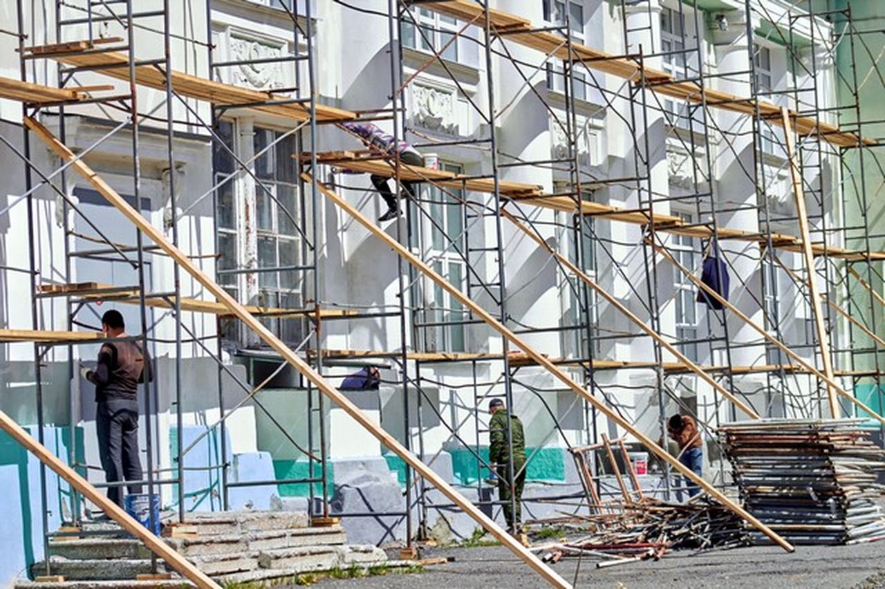 Фасад дворца культуры металлургов ремонтируют