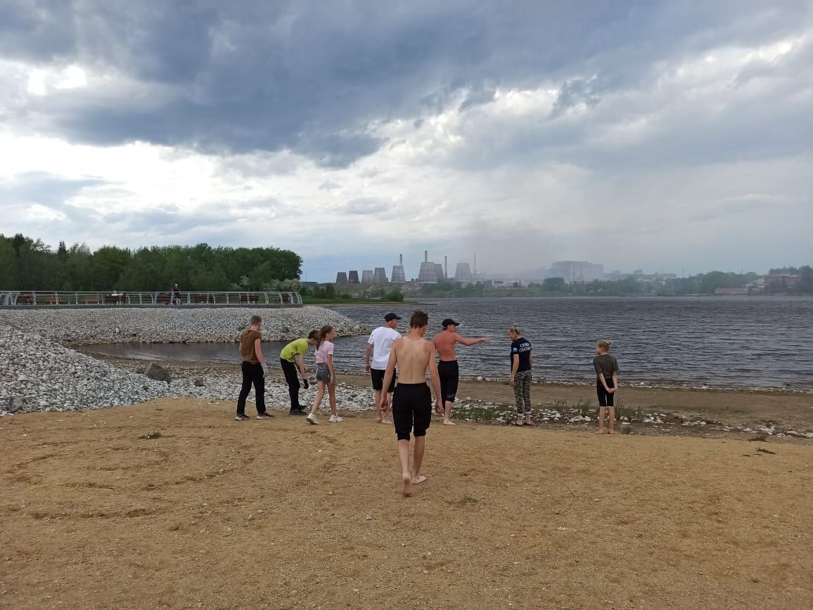 Краснотурьинские активисты очистили пляж от камней 