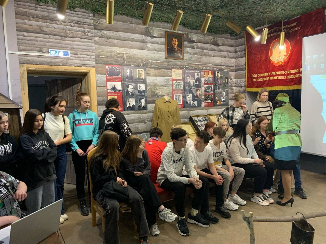 На экскурсии в музее старшеклассникам рассказали о Великой Отечественной войне