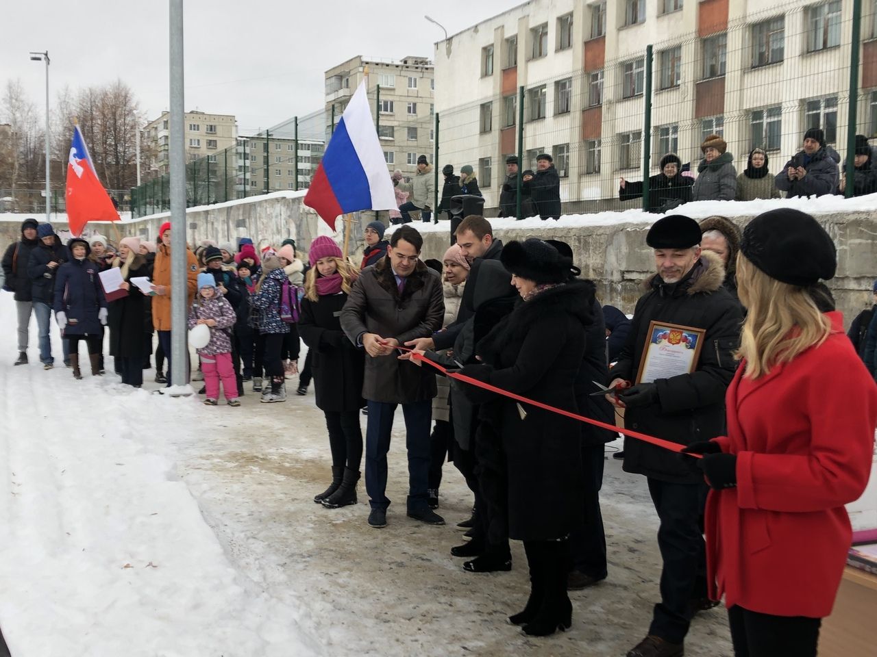 В Краснотурьинске открыли спортплощадку за 17 млн рублей. Дети долго ждали депутата на улице