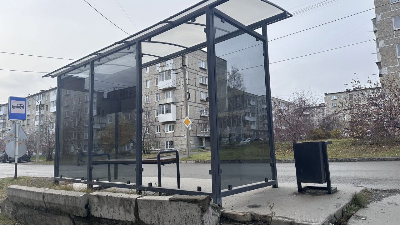 «Холодно стоять зимой»: жительница Краснотурьинска жалуется на отсутствие стекла на остановке