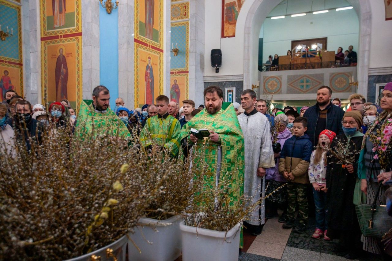 В Соборе Максима Исповедника освятили и раздали девять ведер вербных веточек