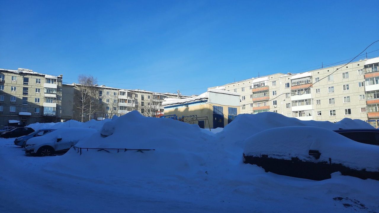 В мэрии рассказали, законно ли не вывозить снег, складированный во дворах