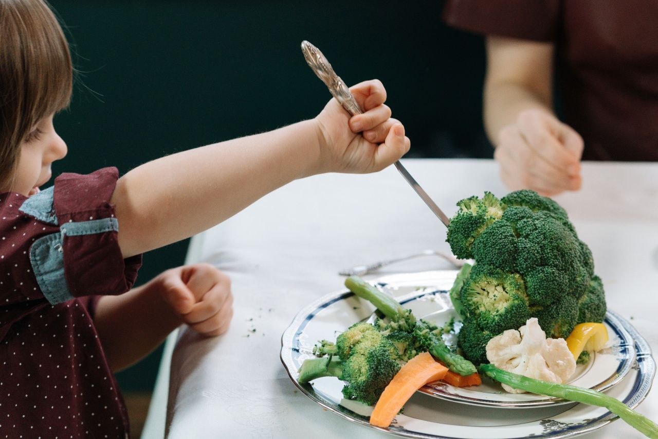 Боится пробовать новое и не ест ряд продуктов: что такое пищевая избирательность у малышей 