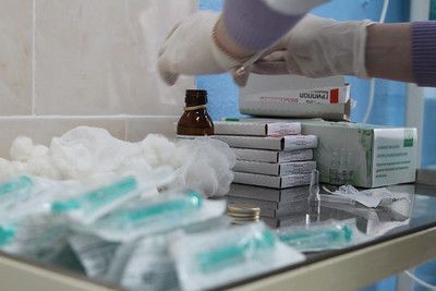 «Учителя, врачи, заводчане»: прививки от ковида поставили уже 210 горожан