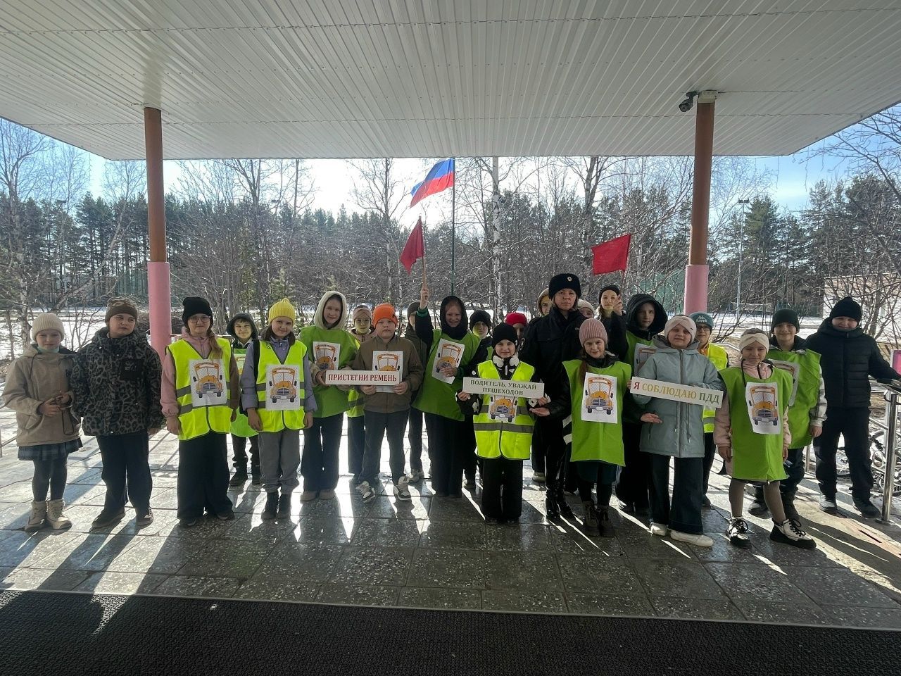 «Шагающий автобус» отправился в путь: юные пешеходы учились оценивать скорость машин