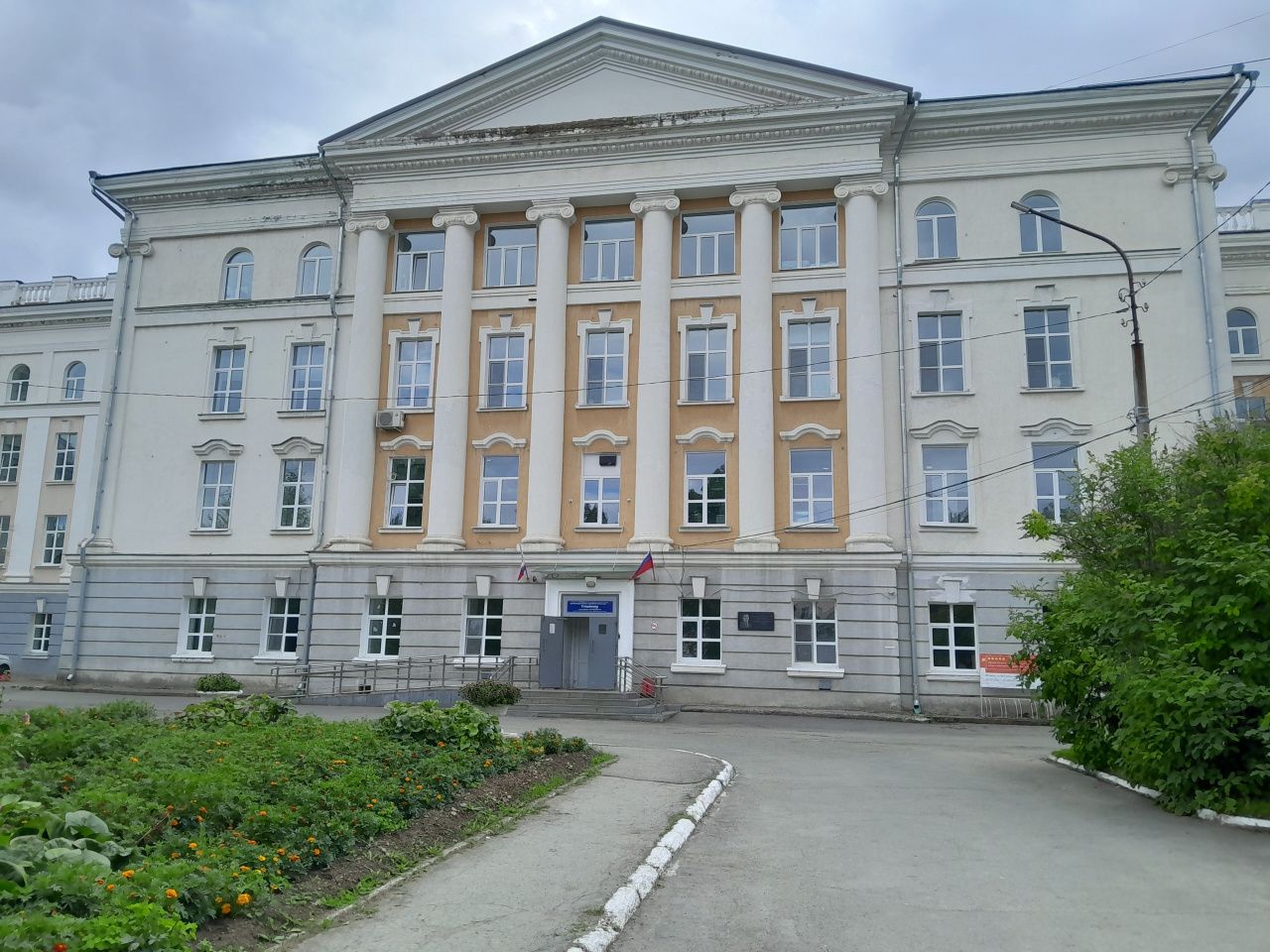 Благодаря многодетному отцу в больнице закупили новую бытовую технику