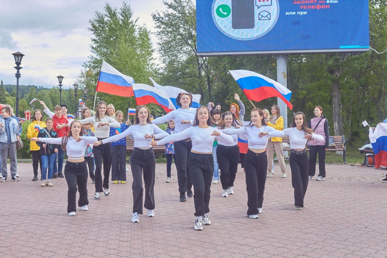 День флага в Краснотурьинске отметили флешмобом и раздачей ленточек 