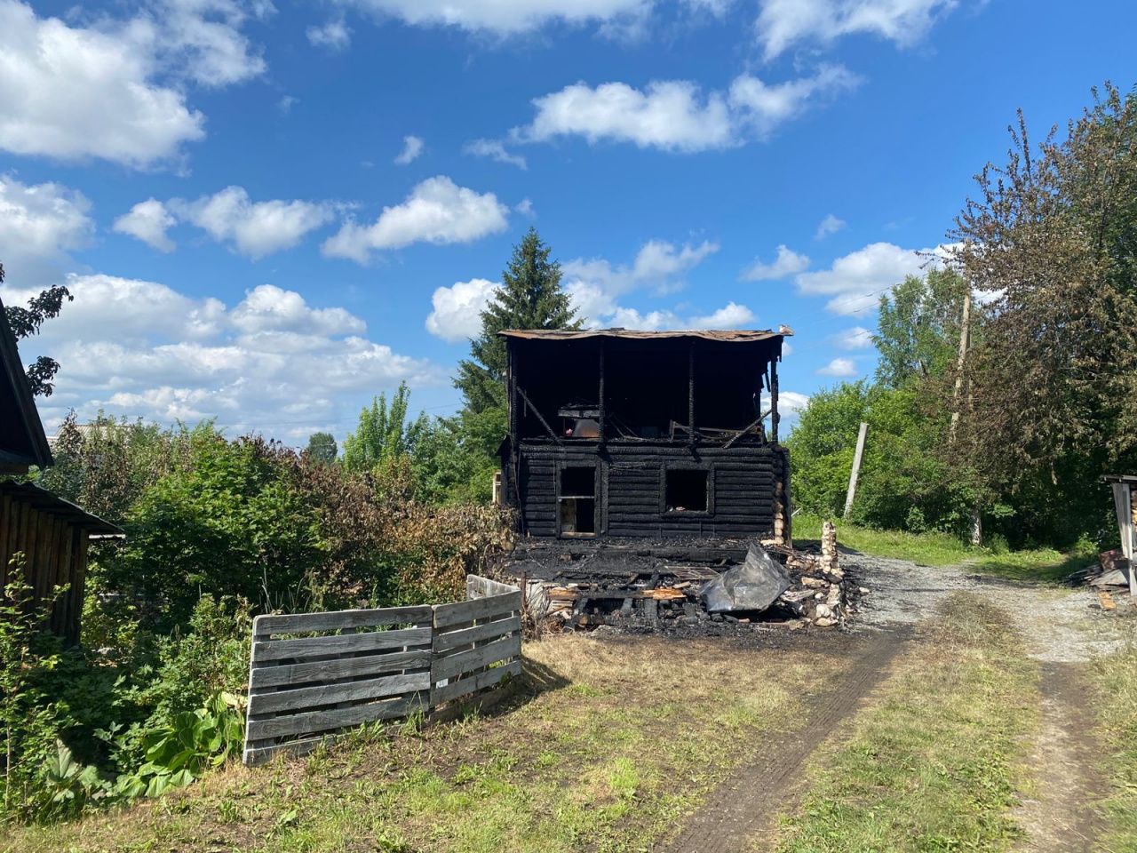 В садах на Медной Шахте горели две постройки