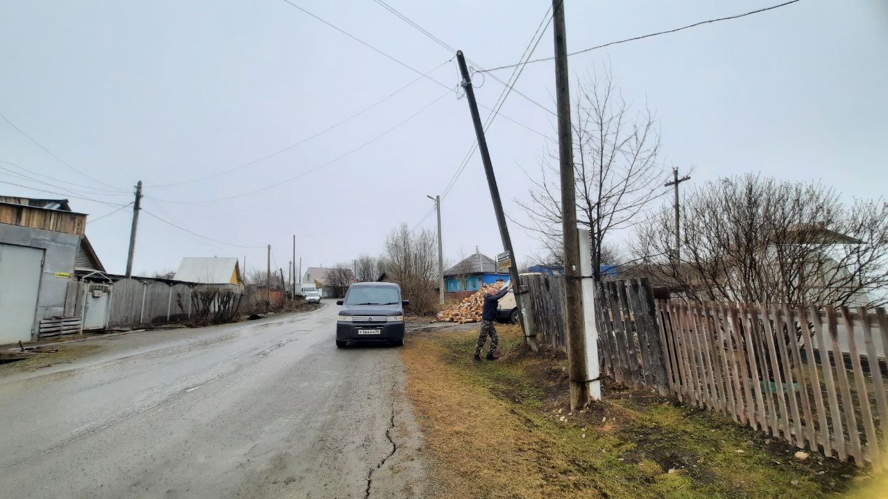 «Упадет на дорогу, а там дети ходят»: житель Суходойки жалуется, что вот-вот рухнет столб