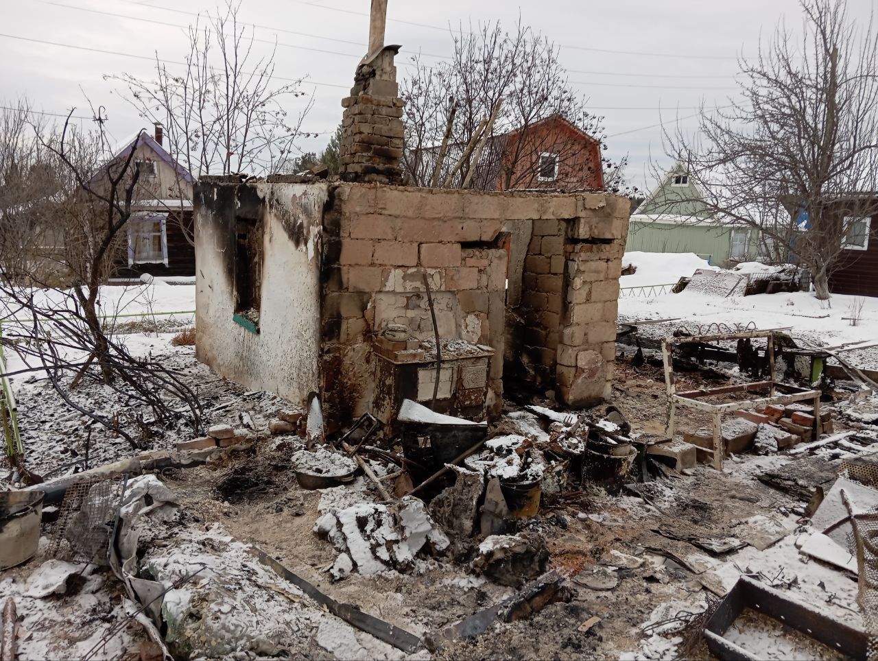 В Краснотурьинске сгорела дача. Возможно, из-за поджога. Пострадал и соседний участок