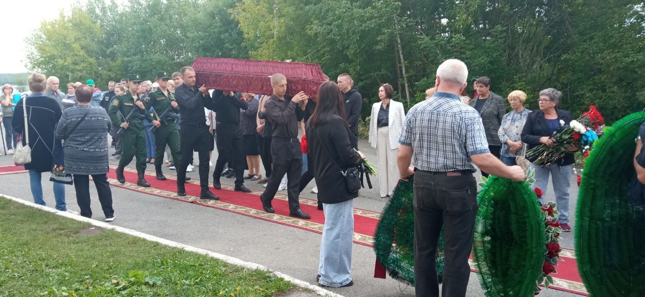 «Бабушка, не переживай. Я всего на год». Простились с погибшим на СВО 19-летним краснотурьинцем