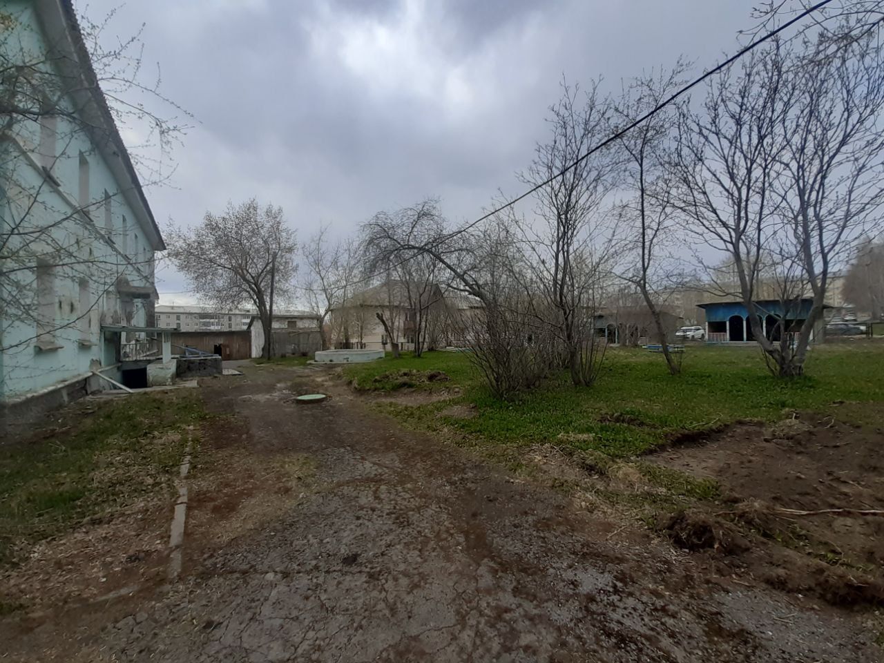 Территорию бывшего детсада в центре Краснотурьинска убрали от мусора