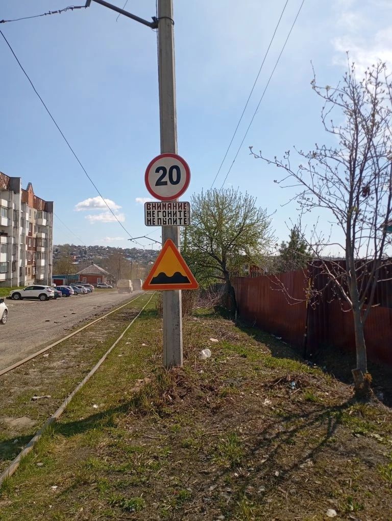«Не гоните! Не пылите!»: житель частного сектора повесил на столбе аншлаг