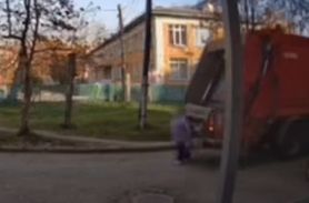 В Краснотурьинске мусоровоз переехал женщину. Она скончалась 